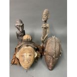 Ensemble comprenant deux STATUETTE et deux MASQUES Statuette: Style Dogon - Mali Masques: Cote d'
