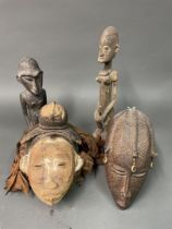 Ensemble comprenant deux STATUETTE et deux MASQUES Statuette: Style Dogon - Mali Masques: Cote d'