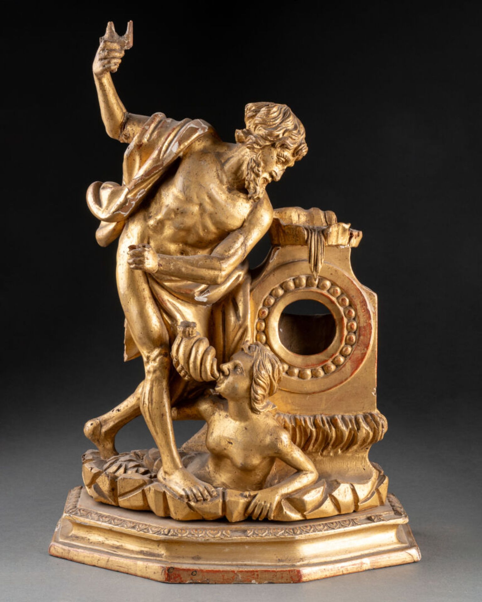 PORTE-MONTRE figurant l'allégorie du temps Bois sculpté et doré Epoque XVIIIe siècle H. 36 cm - L.