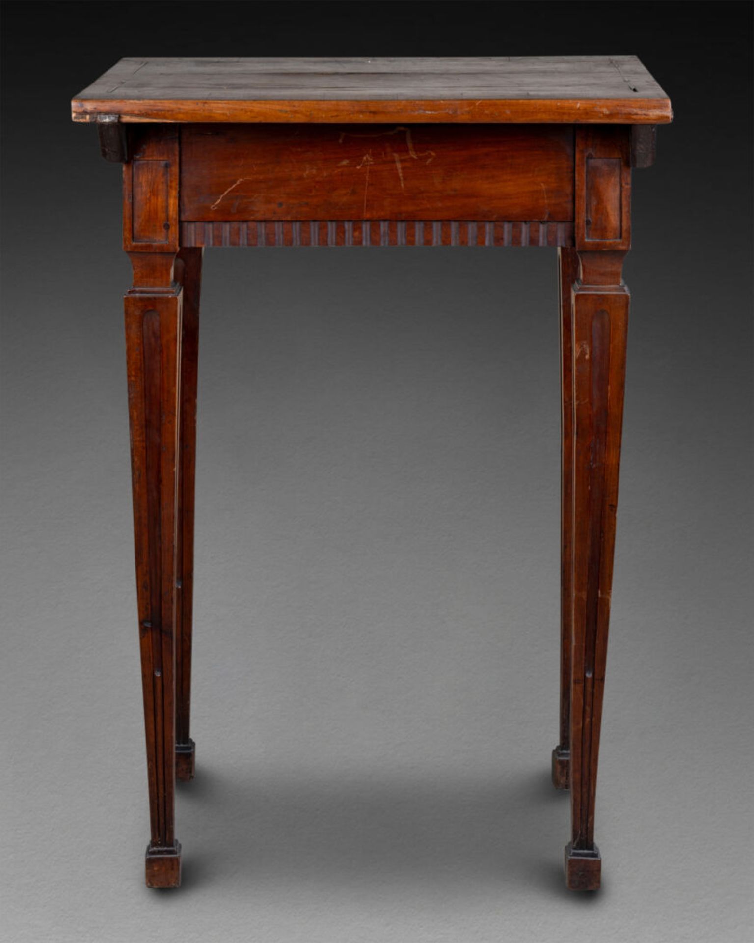 TABLE d'APPOINT ouvrant par un petit tiroir La ceinture à modillons, le piétement gaine Bois sculpté - Image 2 of 2