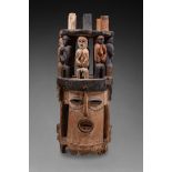 Masque Heaume de style Yoruba Nigéria Bois sculpté et polychromé H. 112 cm