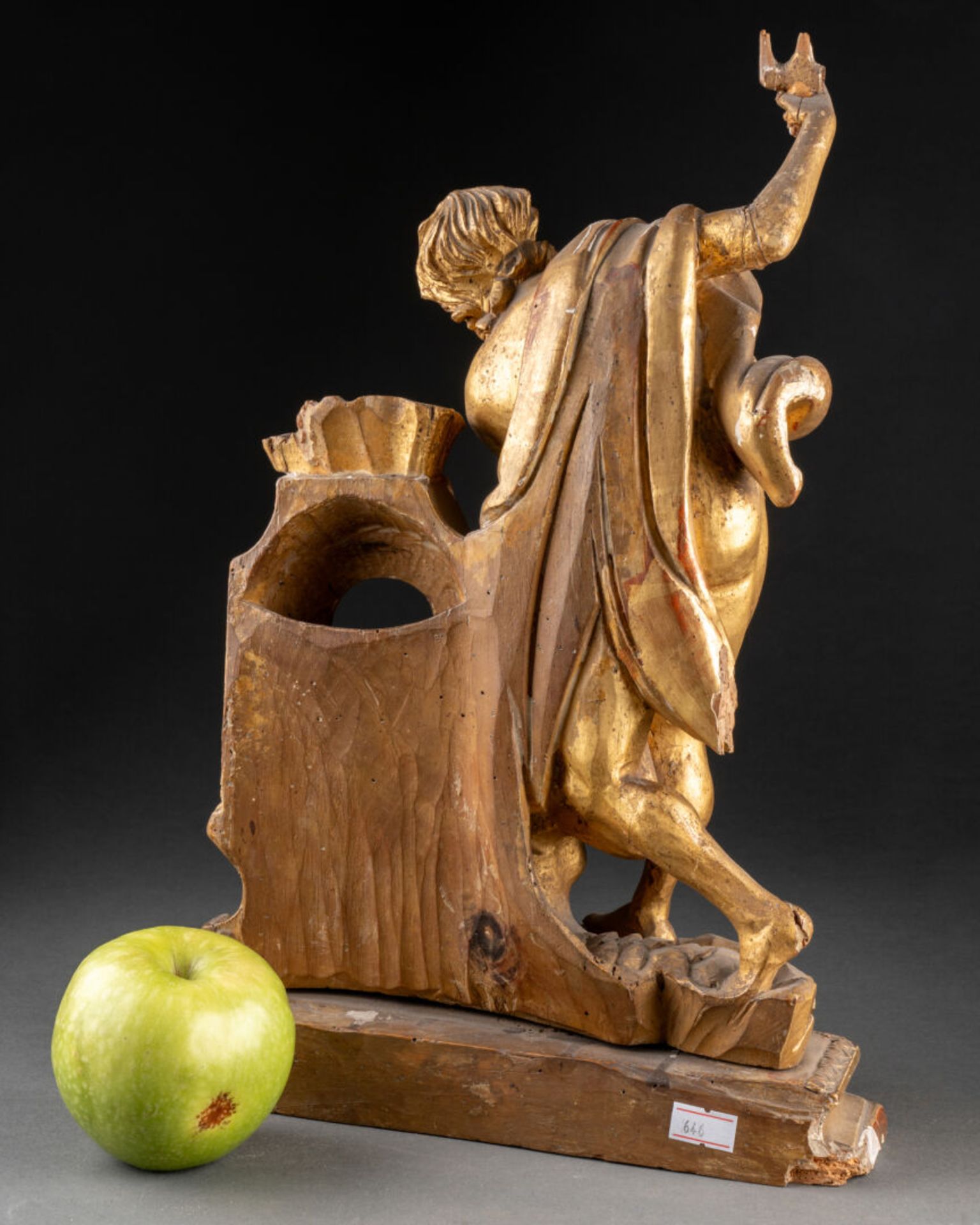 PORTE-MONTRE figurant l'allégorie du temps Bois sculpté et doré Epoque XVIIIe siècle H. 36 cm - L. - Bild 2 aus 3