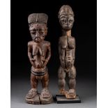 Deux figures féminines Côte d'Ivoire Bois sculpté et patiné H. 30 et 31,5 cm