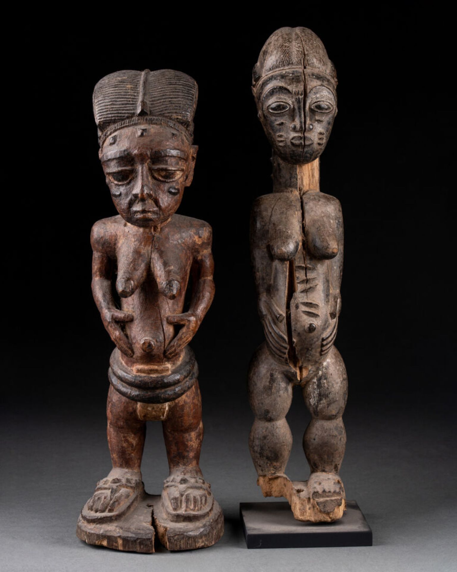 Deux figures féminines Côte d'Ivoire Bois sculpté et patiné H. 30 et 31,5 cm