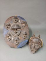 Masque Teke polycéphale Style Ilibo, Nigeria Bois sculpté, patiné et peint en polychromie H. 55 cm