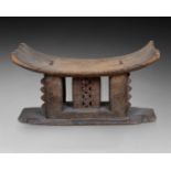 Tabouret de chefferie Ashanti Bois sculpté et ajouré Ghana H. 26 cm - L. 50 cm