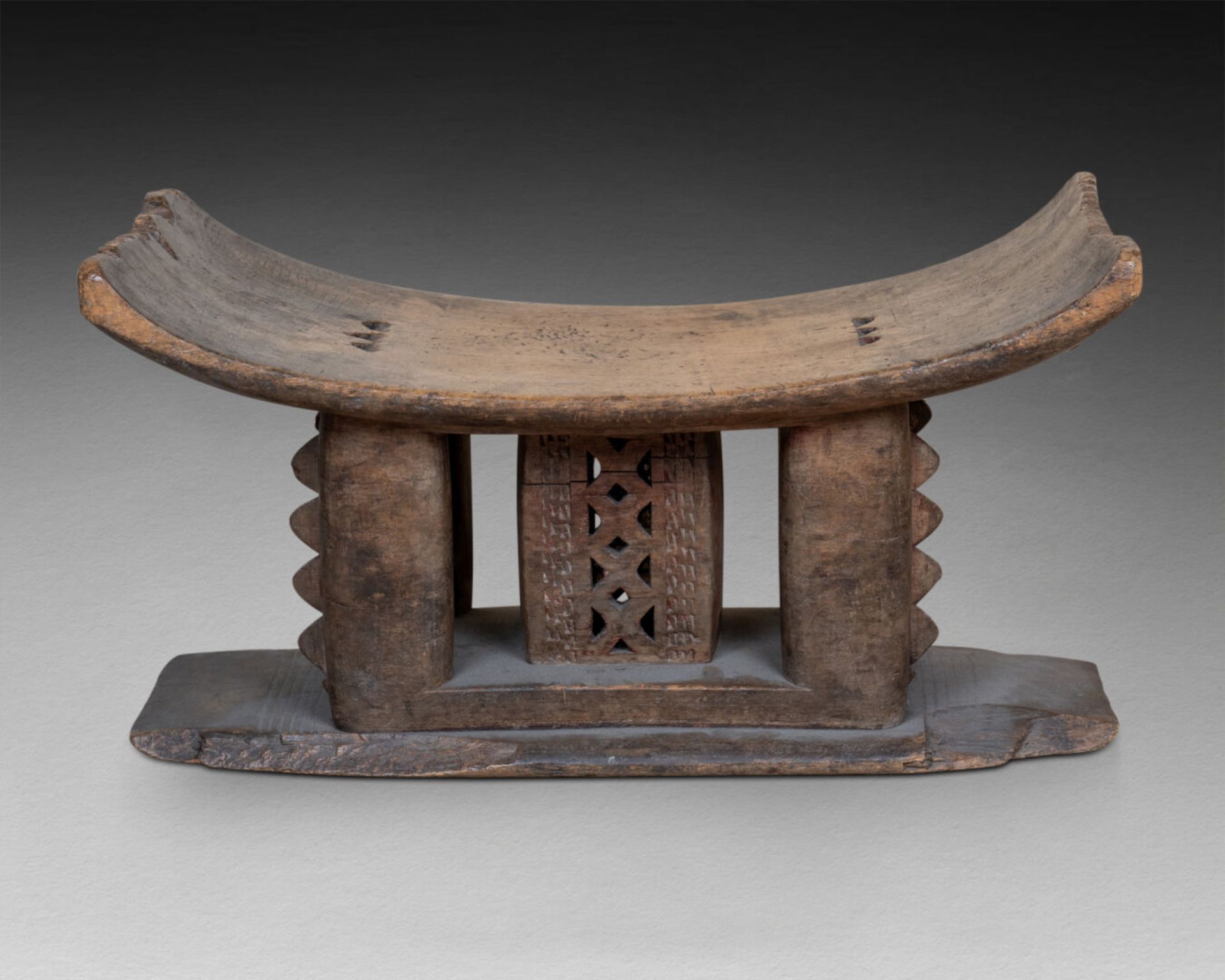 Tabouret de chefferie Ashanti Bois sculpté et ajouré Ghana H. 26 cm - L. 50 cm