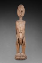 Figure de style Dogon Bois sculpté et patiné H. 105 cm