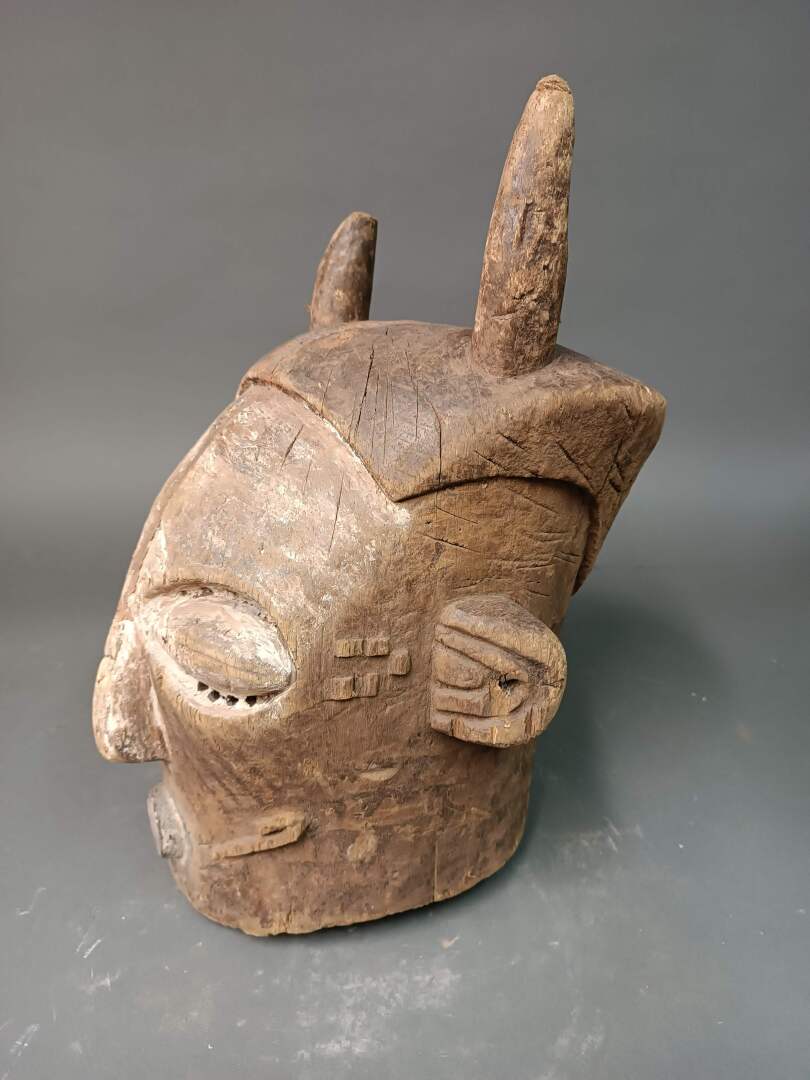 MASQUE heaume cornu République Démocratique du Congo Bois flotté sculpté et patiné H. 43 cm - Image 2 of 3