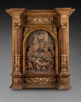 RETABLE composite comprenant un panneau central sculpté en relief en bois polychromé présentant la