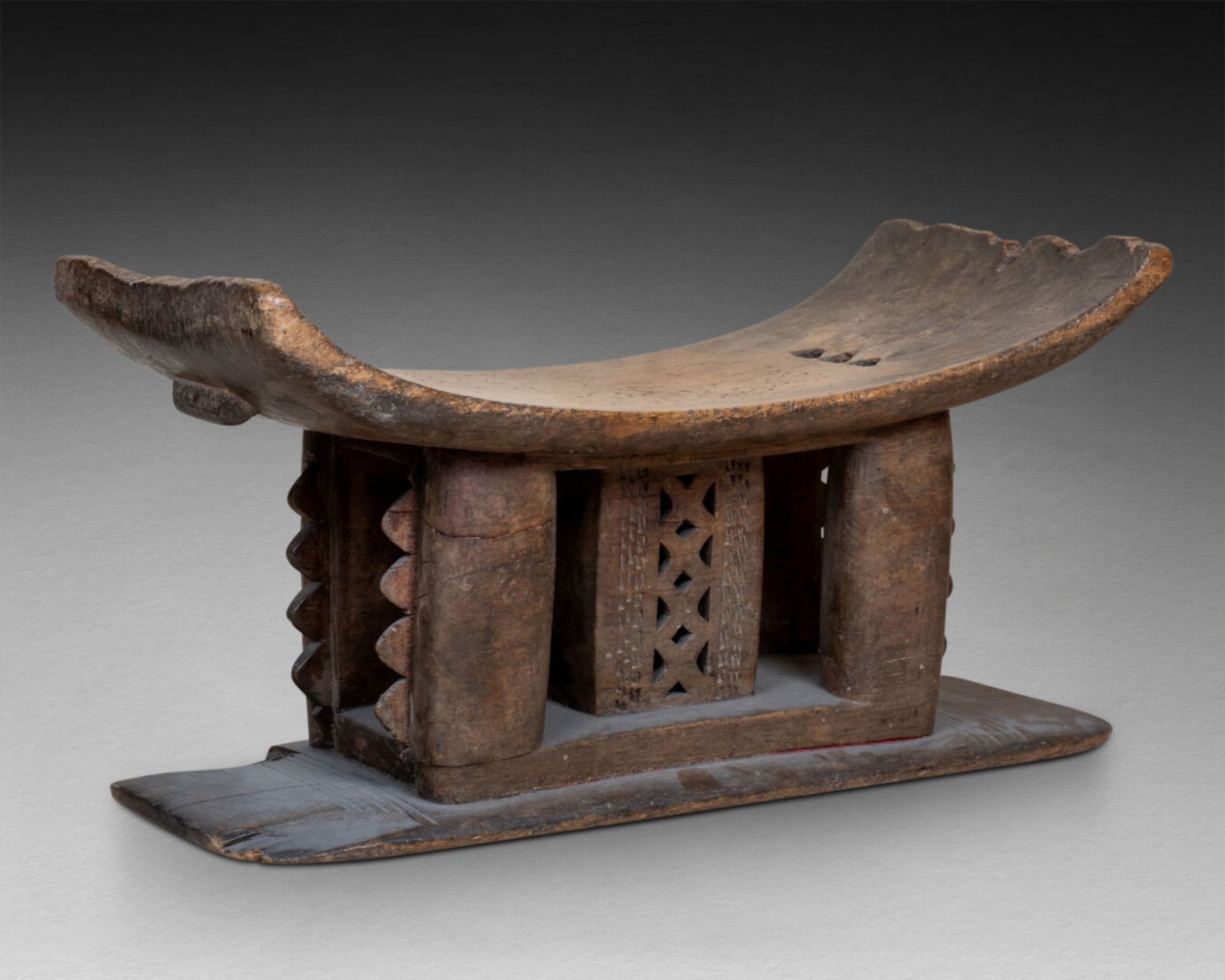 Tabouret de chefferie Ashanti Bois sculpté et ajouré Ghana H. 26 cm - L. 50 cm - Image 3 of 3