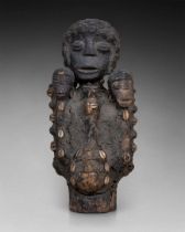 Figure Vaudou Bénin Bois sculpté à patine sacrificielle, applications de cauris H. 47 cm