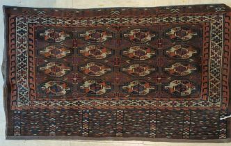 TAPIS de selle Yémouth (chaine, trame et velours en laine), Turkménistan, vers 1930-1960 122 x 62 cm
