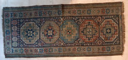 TAPIS Chirvan (chaine, trame et velours en laine), Est du Caucase, vers 1930-1960 226 x 102 cm