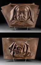Deux MISERICORDES figurant deux visages d'homme Chêne sculpté Elles portent une étiquette chacune,