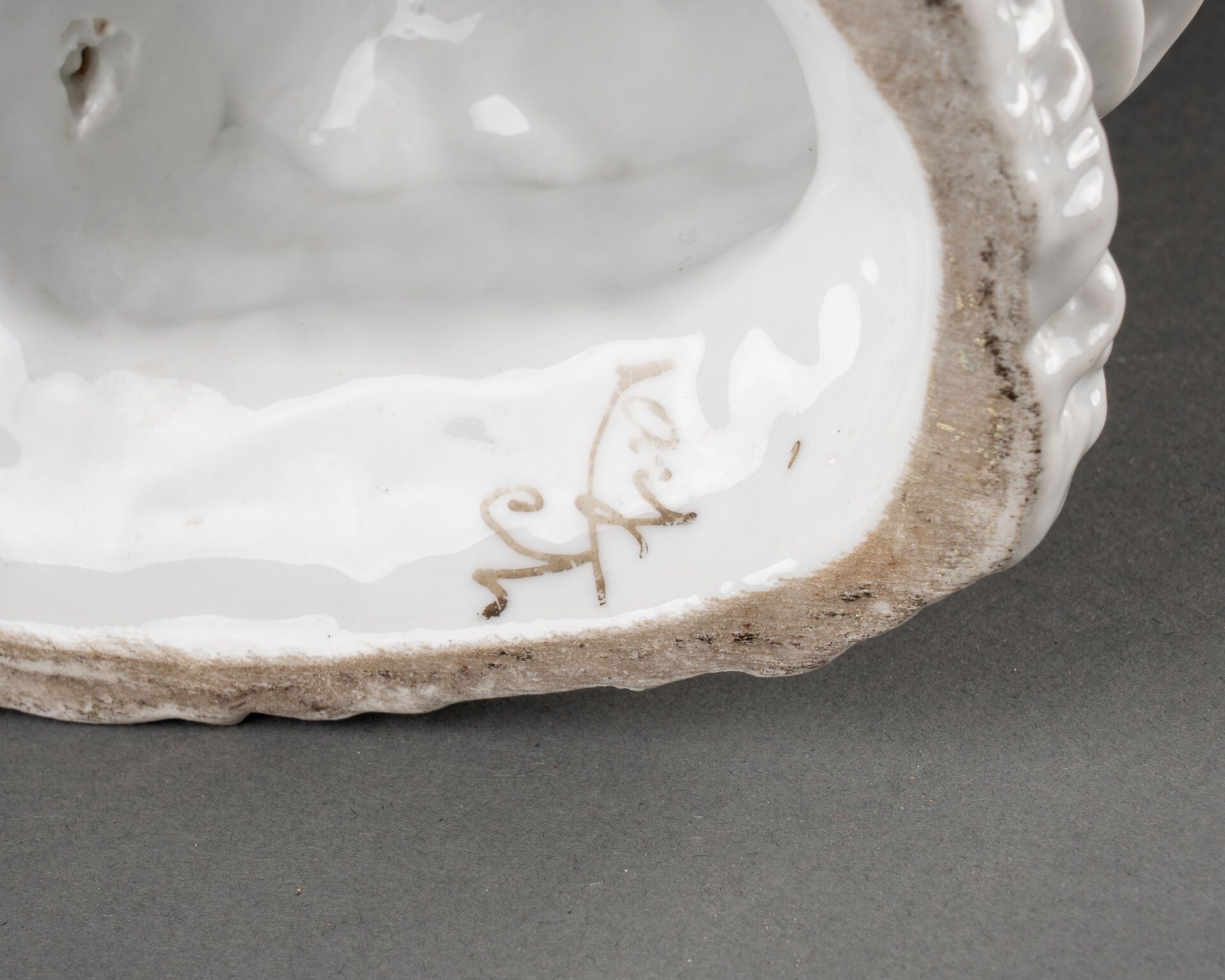 Sujet en porcelaine figurant un putti sur un dauphin Signé sous la base. Porte également un cachet - Bild 3 aus 3