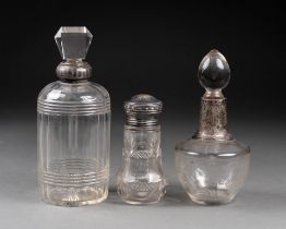 Lot comprenant deux CARAFES et une SAUPOUDREUSE Verre incolore taillé, monture en argent H. 13,5 à