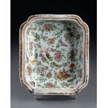 TERRINE à décor de papillons dans la végétation Porcelaine et émaux polychromes Fours de Canton H. 7