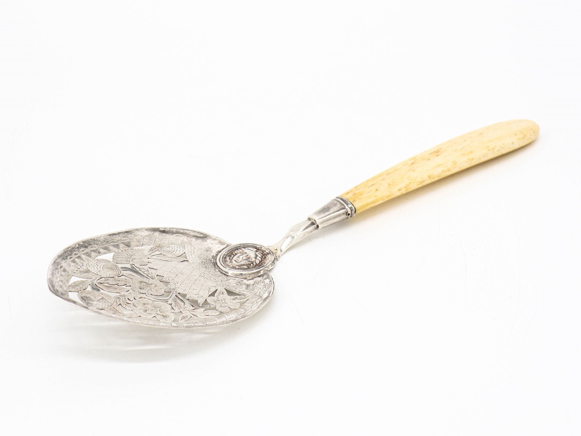 Pâté server with leg handle, chased silver, finest chasing, around 1800 - Image 3 of 7