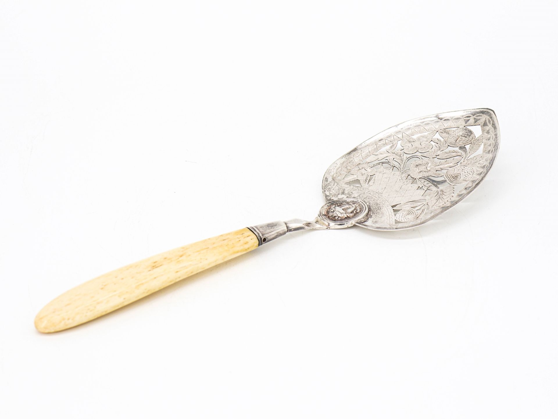 Pâté server with leg handle, chased silver, finest chasing, around 1800 - Image 7 of 7