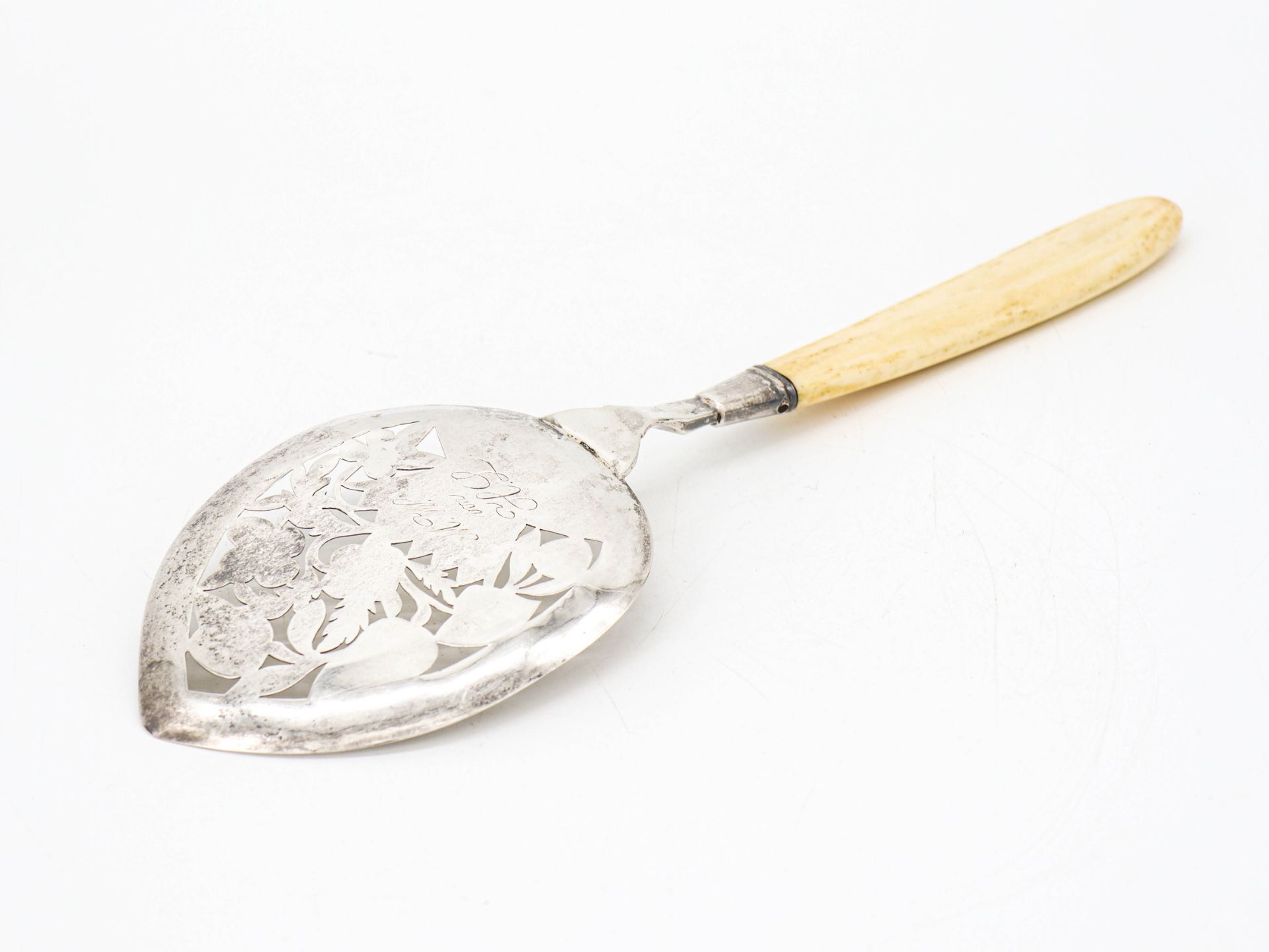 Pâté server with leg handle, chased silver, finest chasing, around 1800 - Image 4 of 7
