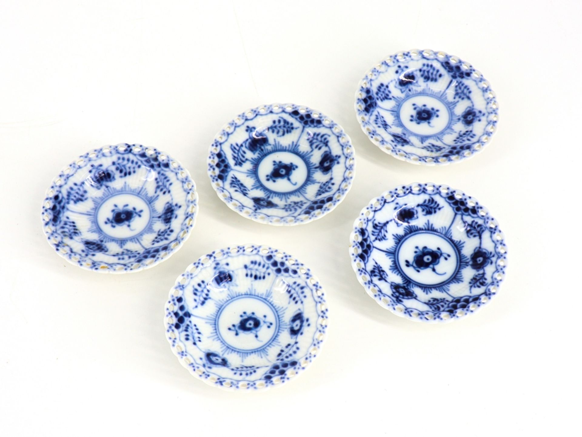 Royal Copenhagen 5 miniature bowls, Musselmalet full lace, model number 1004.