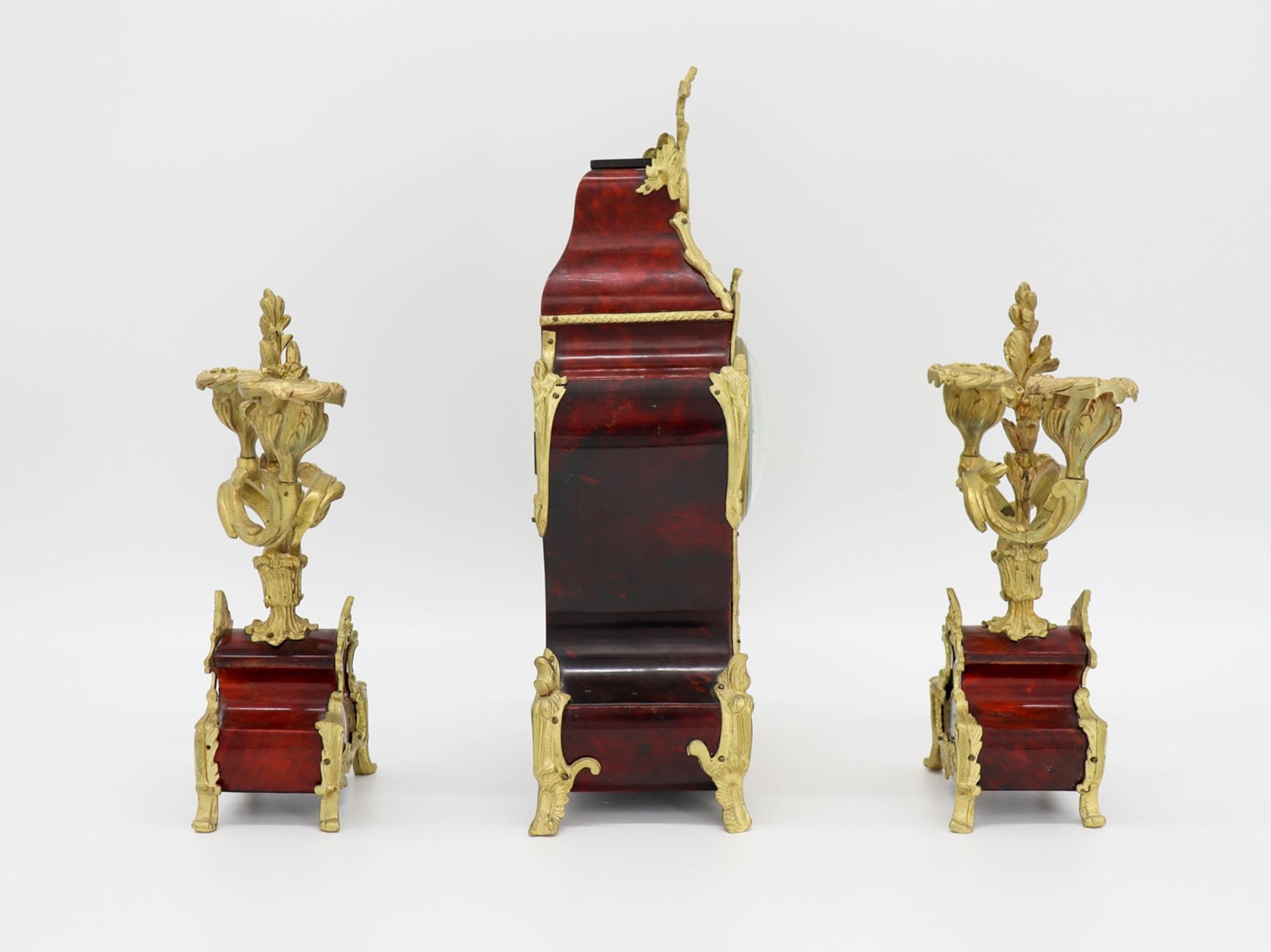 Pendule im Rokoko-Stil mit Leuchterpaar, vergoldete Applikationen, 2. Hälfte 19. Jhd.  - Bild 4 aus 7