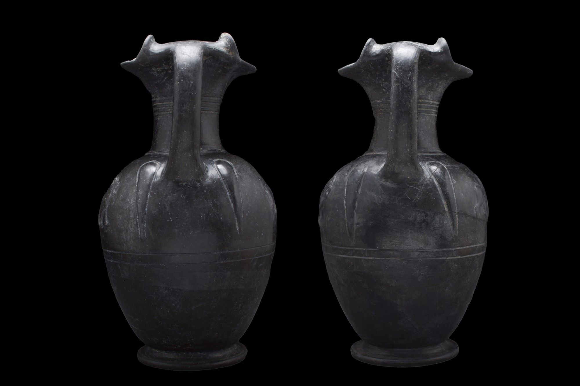 PAIR OF LARGE ETRUSCAN BUCCHERO OINOCHOE - Image 3 of 4