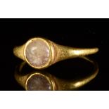 ROMAN GOLD RING WITH ROCK CRYSTAL INTAGLIO