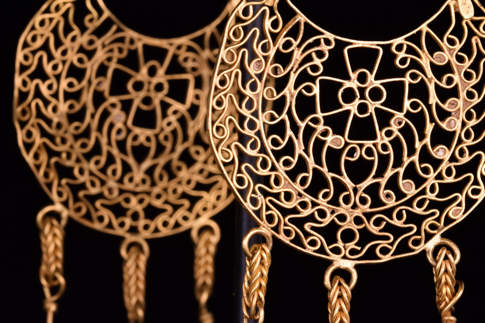 GOLD BYZANTINE EARRINGS WITH FILIGREE - Image 3 of 6