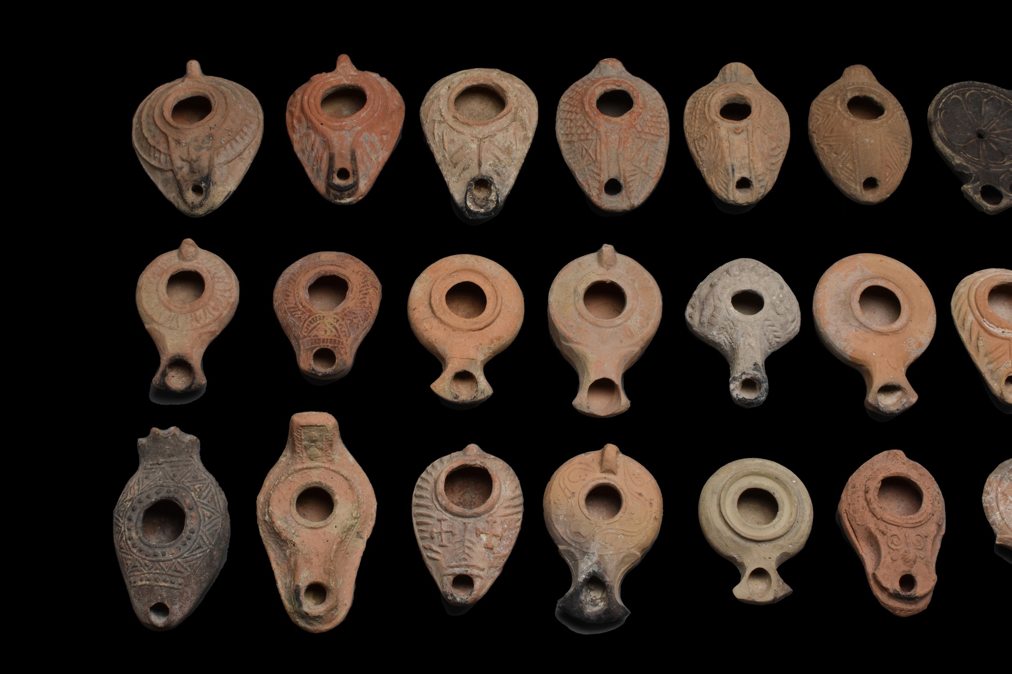 COLLECTION OF 26 ANCIENT TERRACOTTA OIL LAMPS WITH ORIGINAL PAPPERWORK - Image 2 of 7