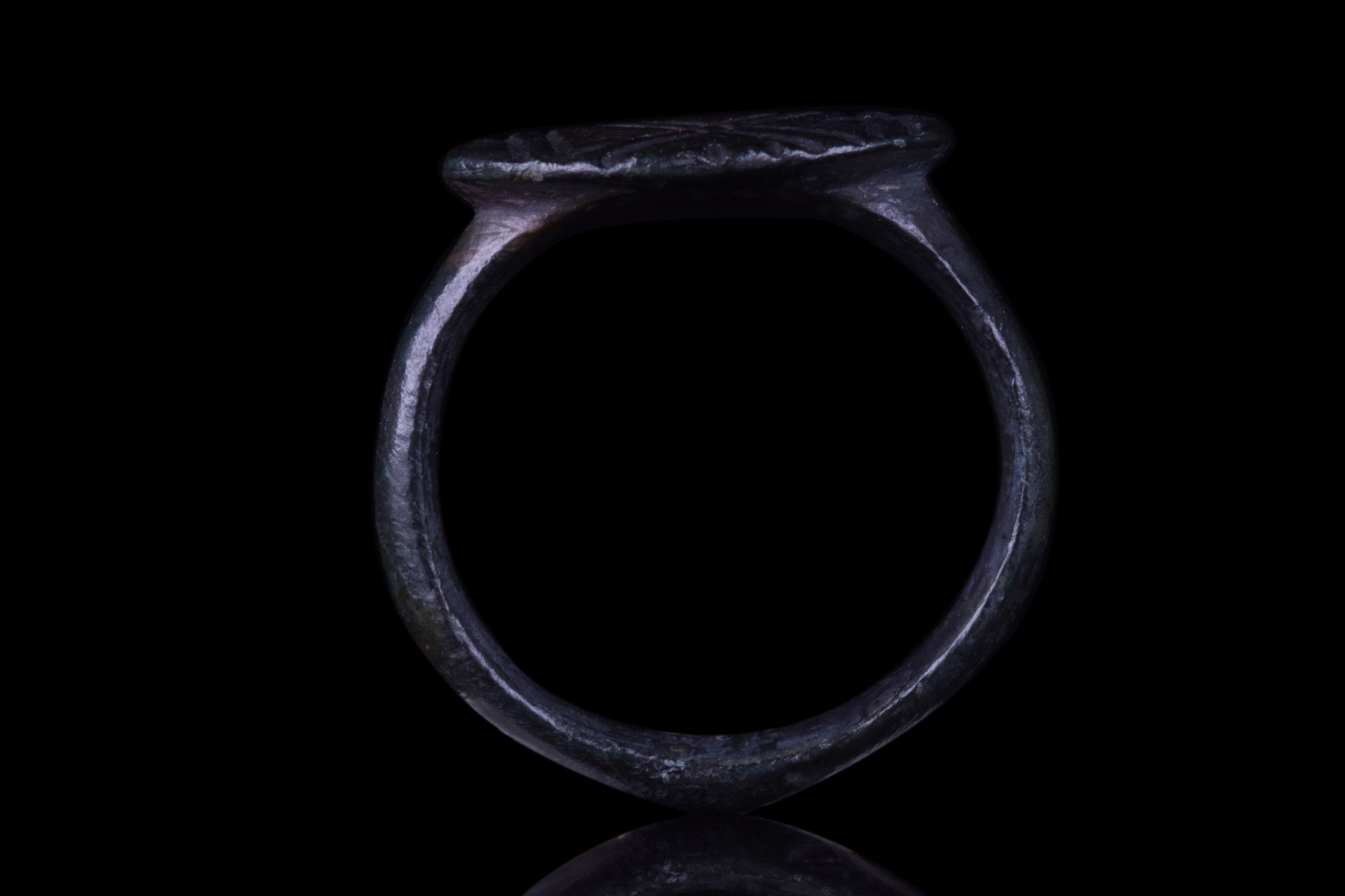 ROMAN BRONZE RING WITH X PATTERN - Image 5 of 6