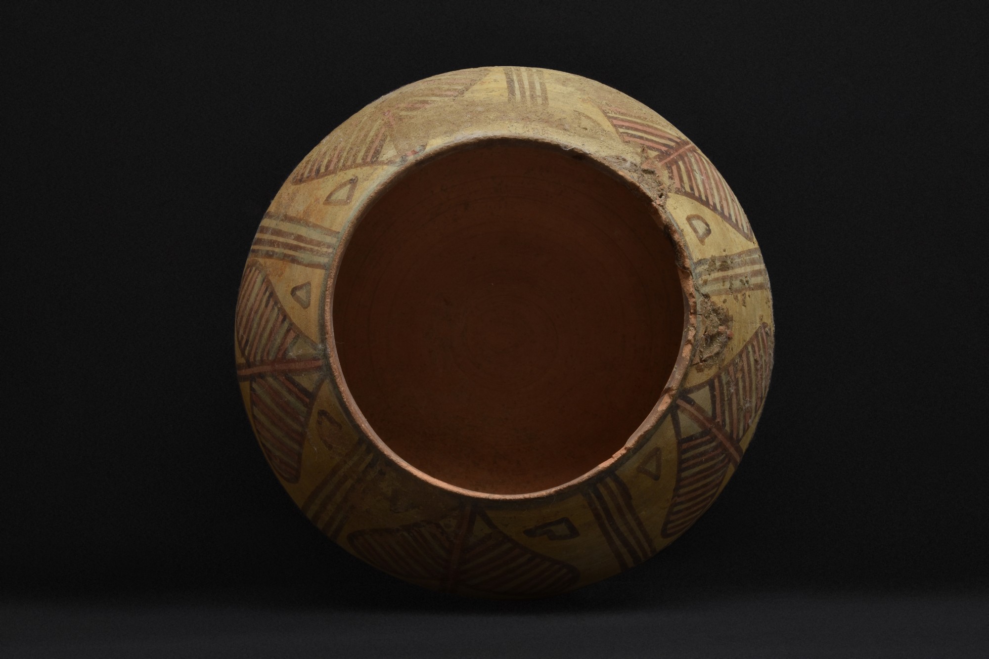 INDUS VALLEY TERRACOTTA VESSEL WITH LEAVES - Image 3 of 4