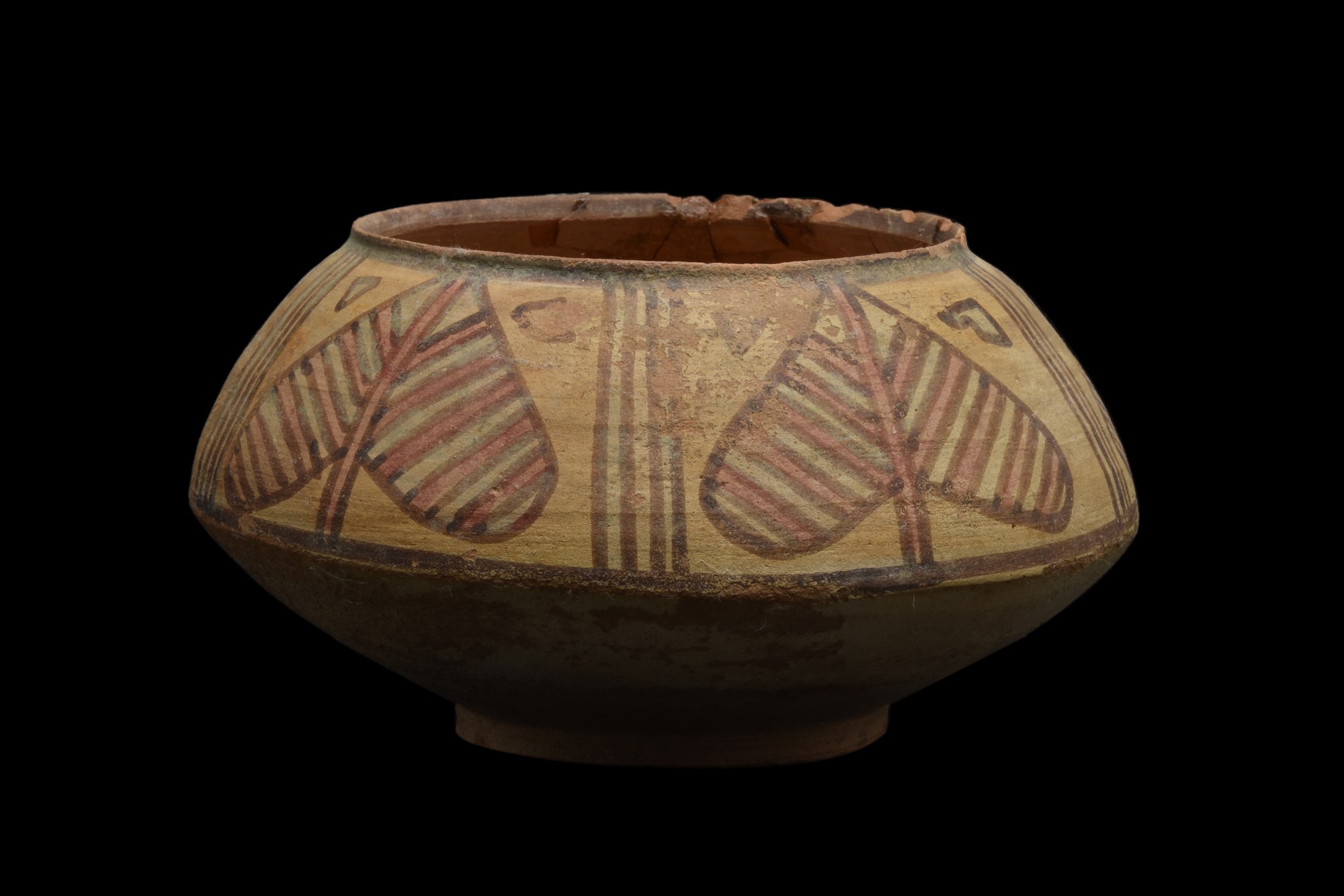 INDUS VALLEY TERRACOTTA VESSEL WITH LEAVES - Image 2 of 4