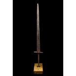 MEDIEVAL SHORT SWORD WITH SHORT FLAT CROSS GUARD AND FLAT SQUARE POMMEL