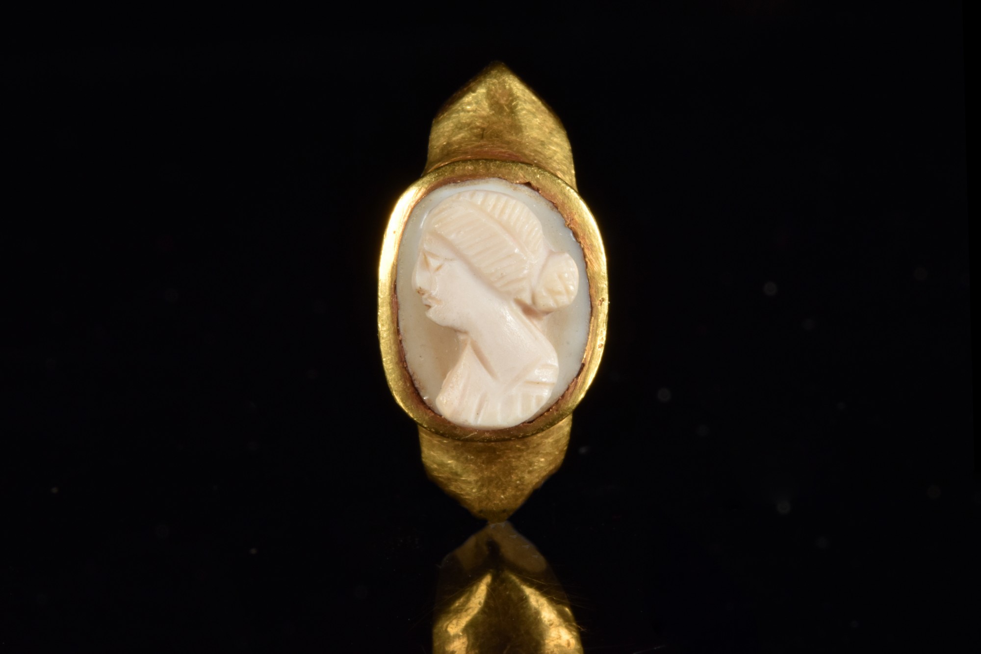ROMAN CAMEO WITH JULIA DOMNA IN GOLD RING - Image 2 of 4