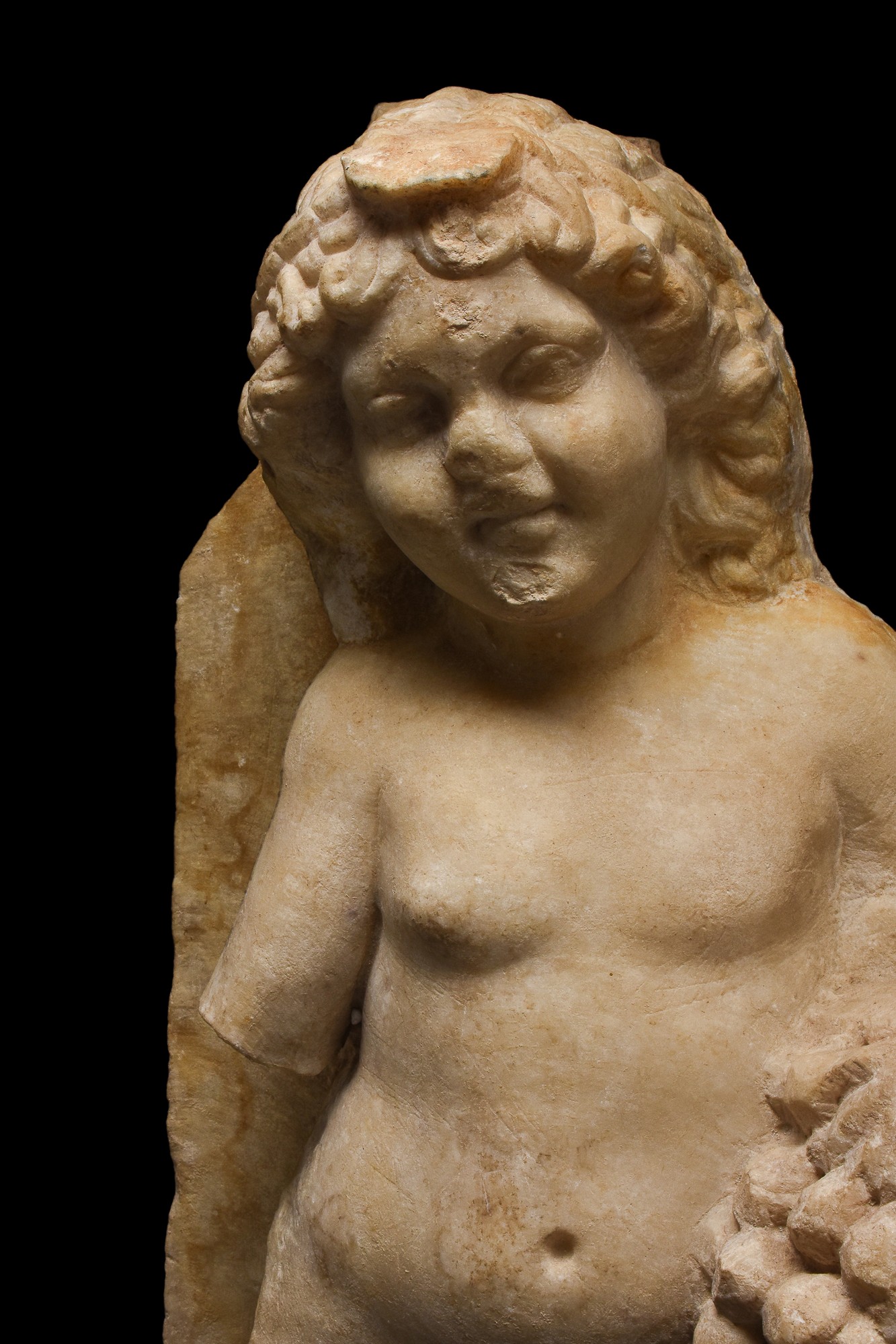 LARGE ROMAN MARBLE FIGURE OF CUPID HOLDING GRAPES- EX R.SORGE COLLECTION - Image 4 of 7