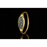 ROMAN GOLD RING WITH VENUS STONE INTAGLIO