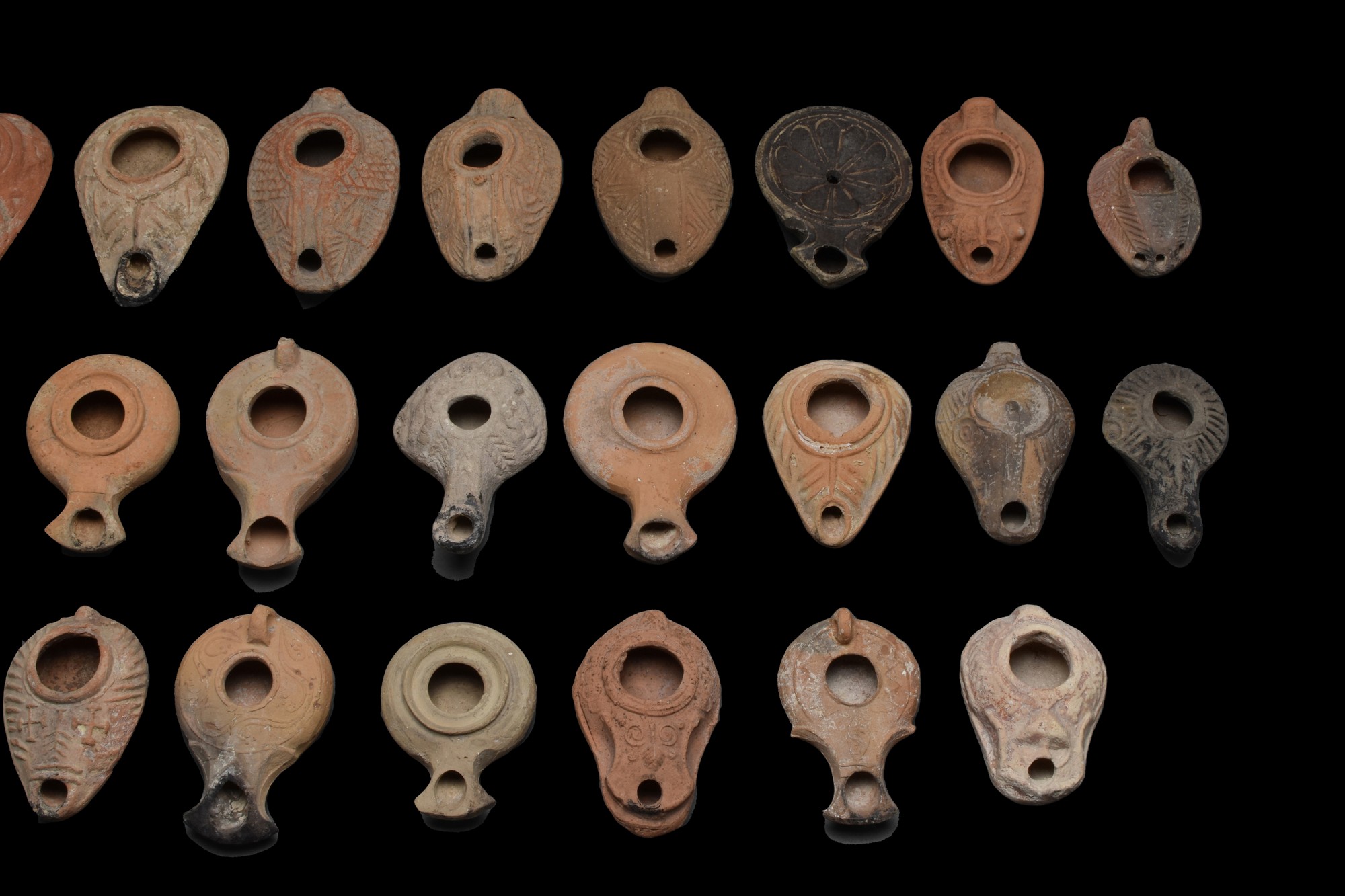 COLLECTION OF 26 ANCIENT TERRACOTTA OIL LAMPS WITH ORIGINAL PAPPERWORK - Image 3 of 7