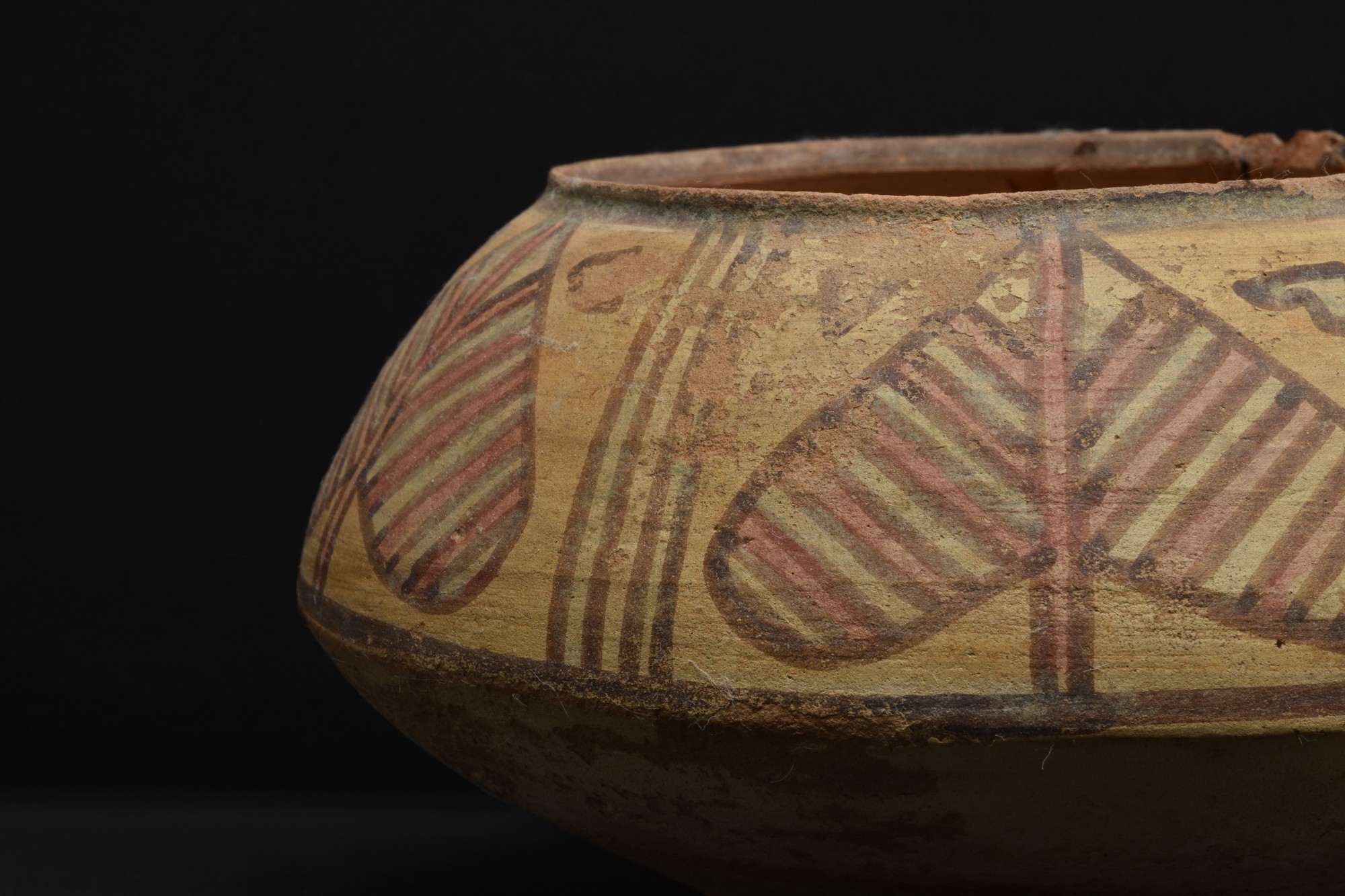 INDUS VALLEY TERRACOTTA VESSEL WITH LEAVES - Image 4 of 4