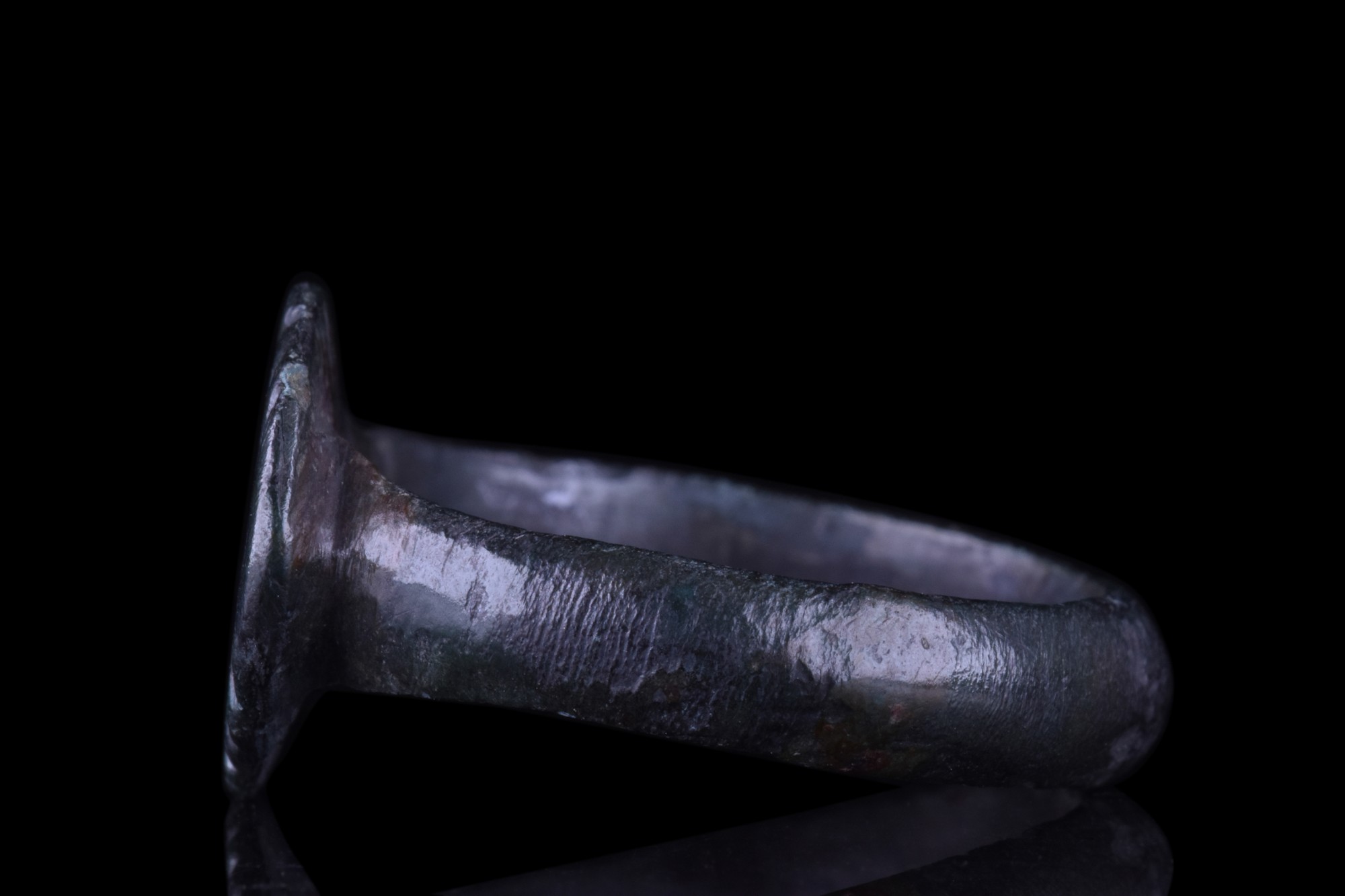 ROMAN BRONZE RING WITH X PATTERN - Image 3 of 6