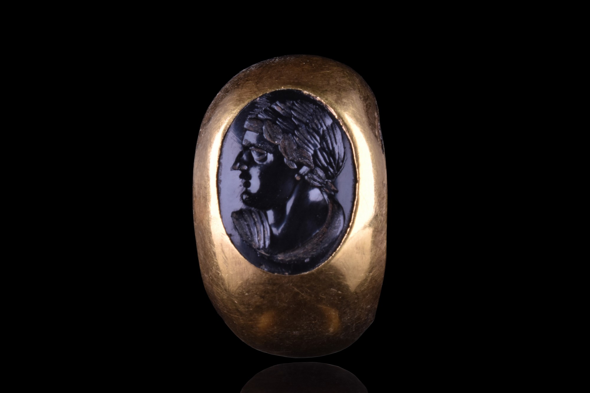 LARGE HELLENISTIC GOLD RING WITH ONYX INTAGLIO PORTRAIT - Image 3 of 5