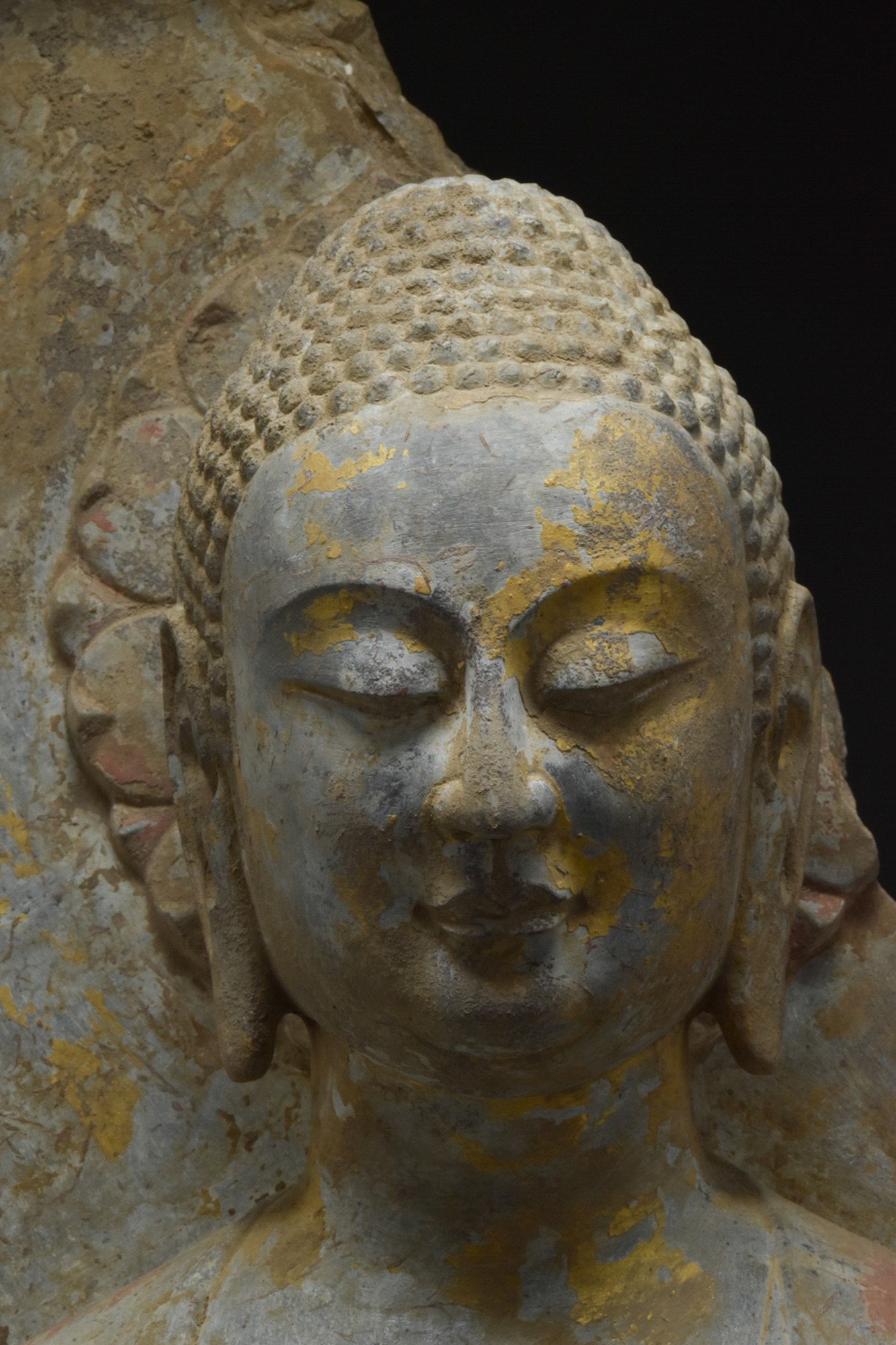 A LIMESTONE STANDING BUDDHA SCULPTURE - Image 5 of 6