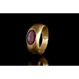 ROMAN GOLD RING WITH FORTUNA INTAGLIO