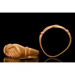 POST-MEDIEVAL CLASPED HANDS GOLD RING