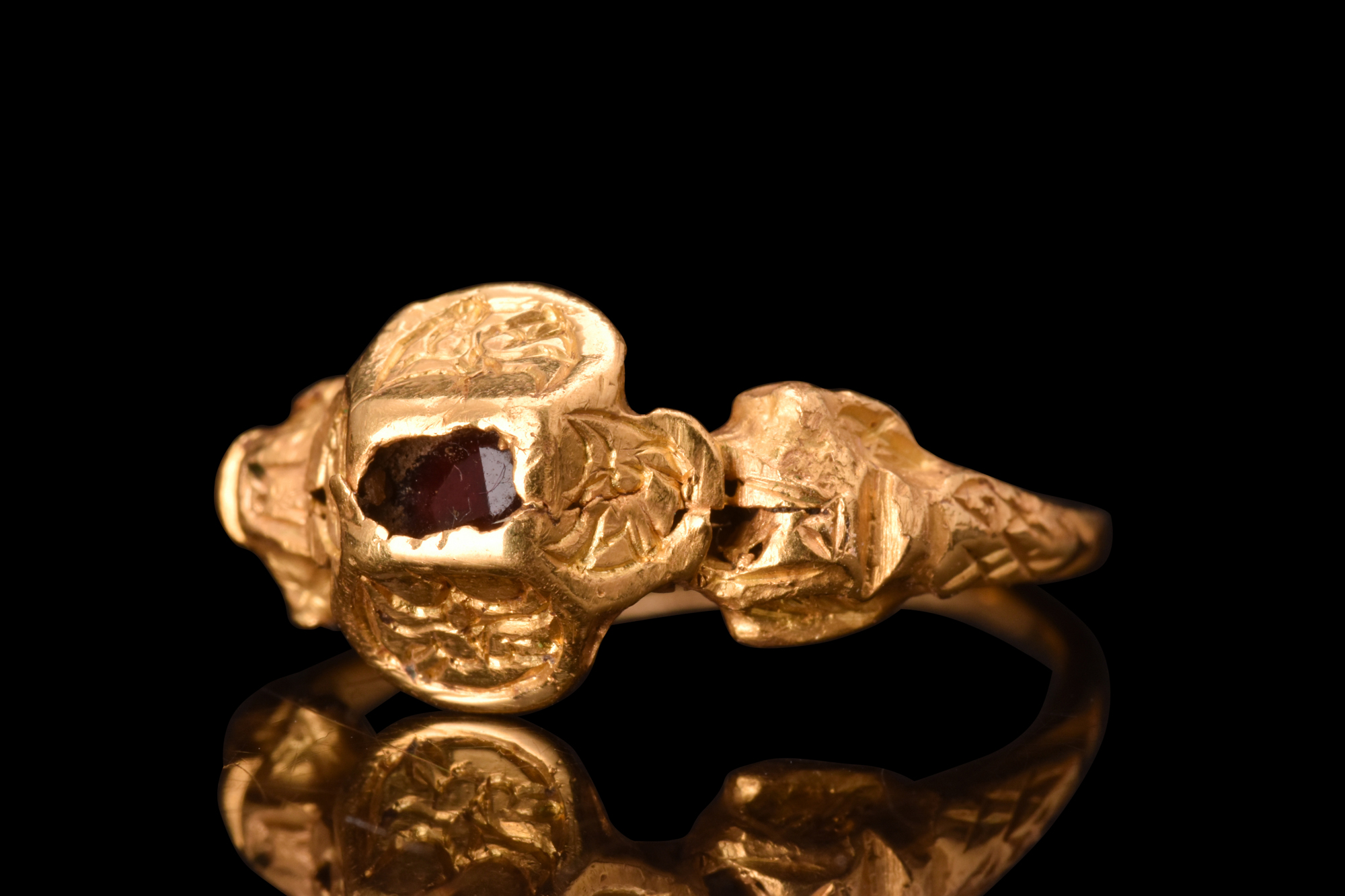 RENAISSANCE GOLD AND GARNET RING - Image 2 of 6