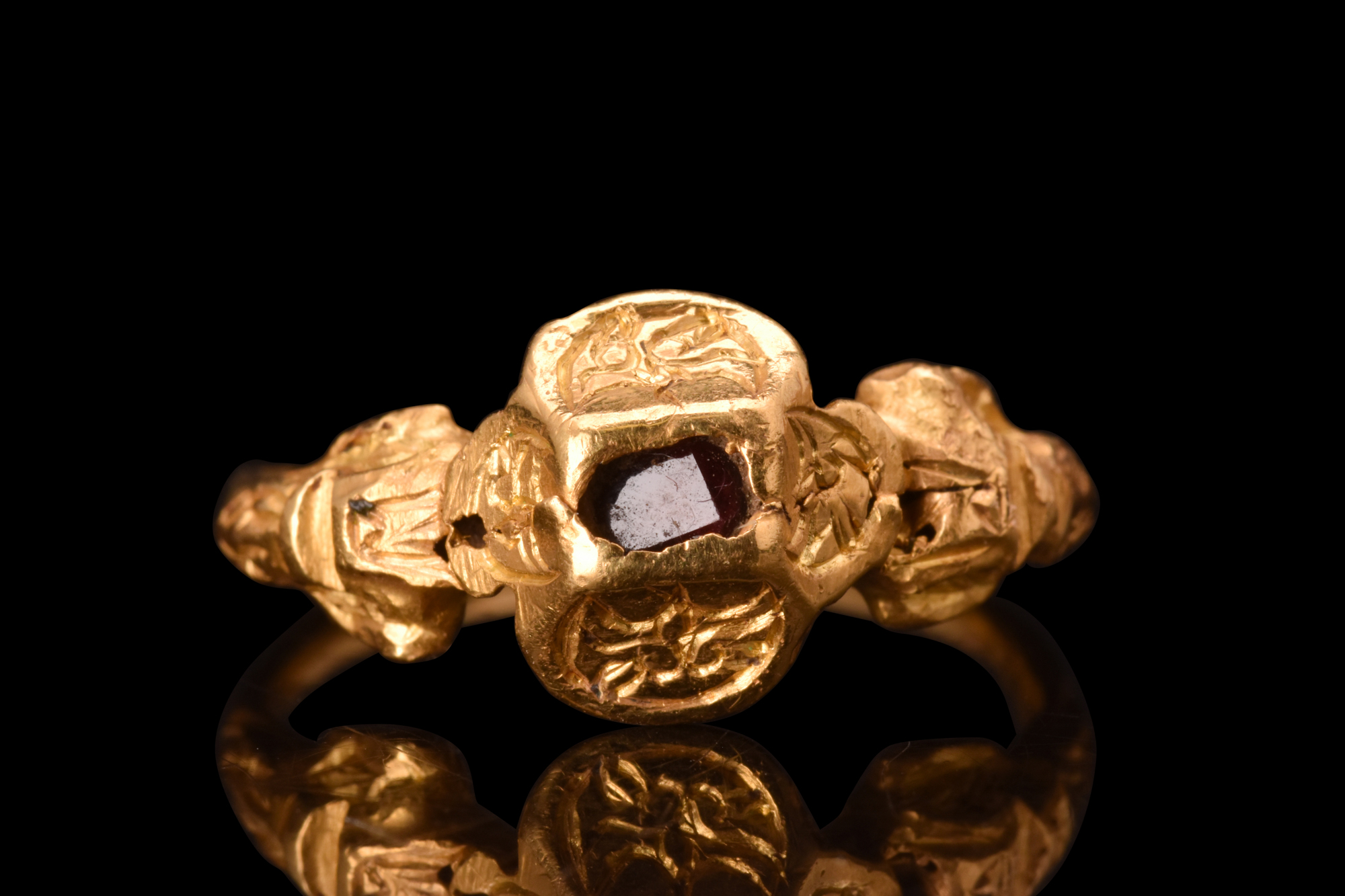 RENAISSANCE GOLD AND GARNET RING - Image 3 of 6