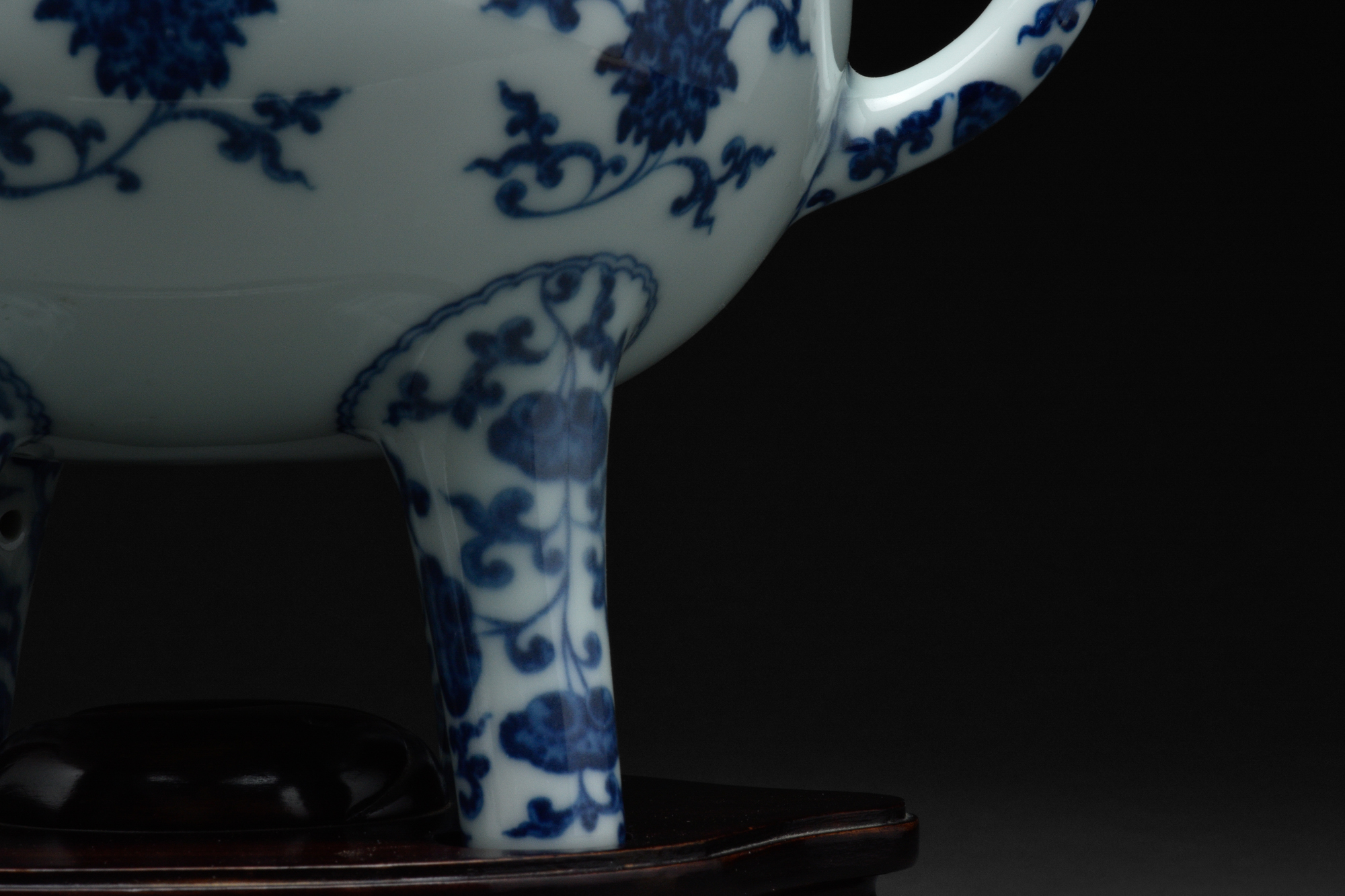 CHINESE BLUE AND WHITE BAJIXIANG EWER WITH "EIGHT AUSPICIOUS SYMBOLS" - Image 7 of 9