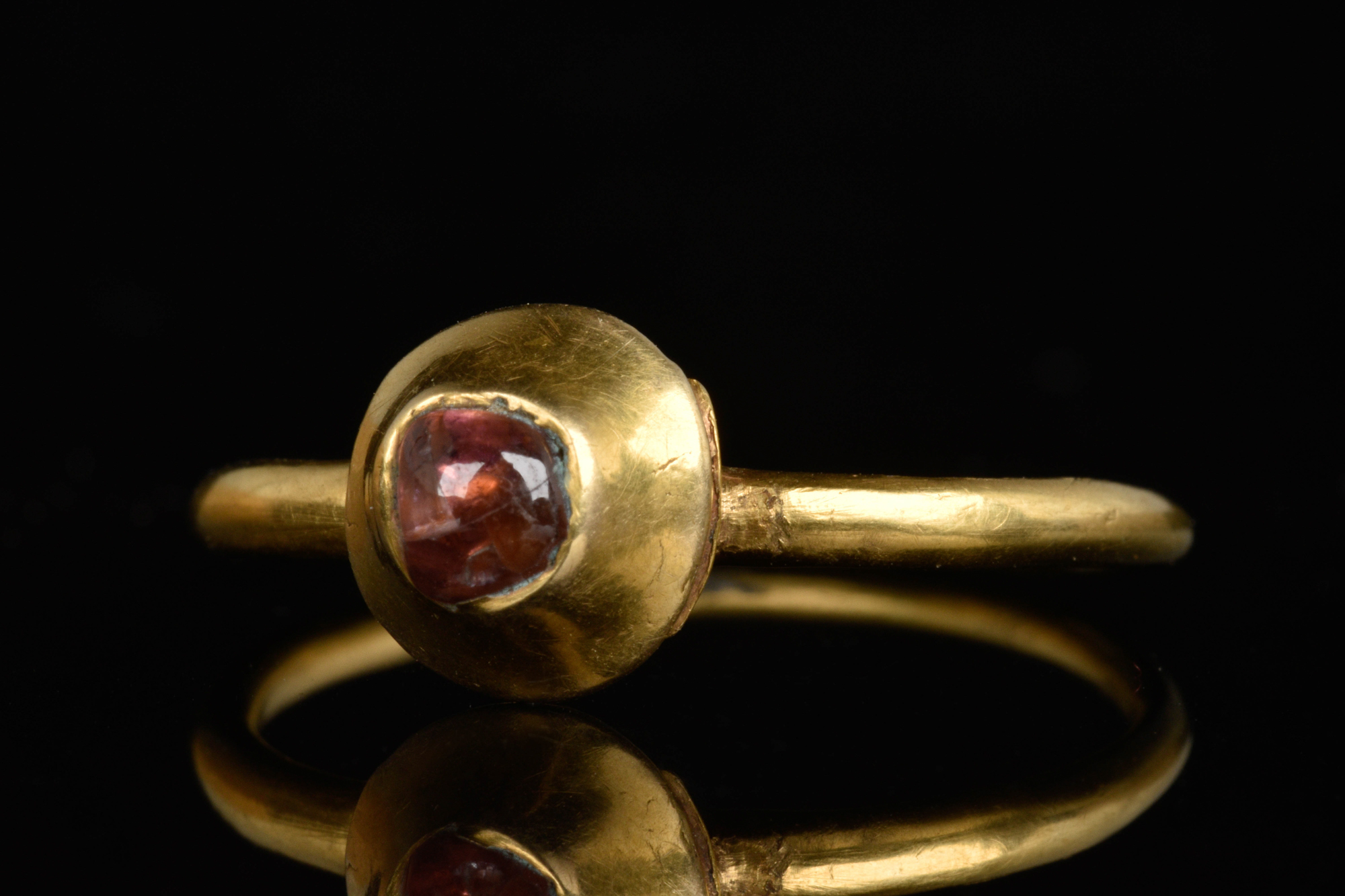 MEDIEVAL GOLD FINGER RING WITH STONE - Image 2 of 6