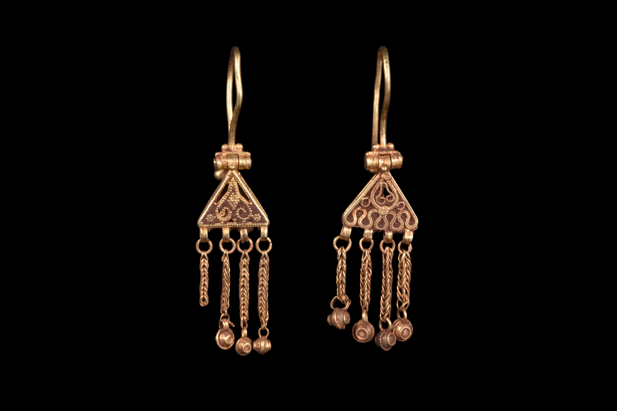 BYZANTINE GOLD PAIR OF EARRINGS WITH DANGLES